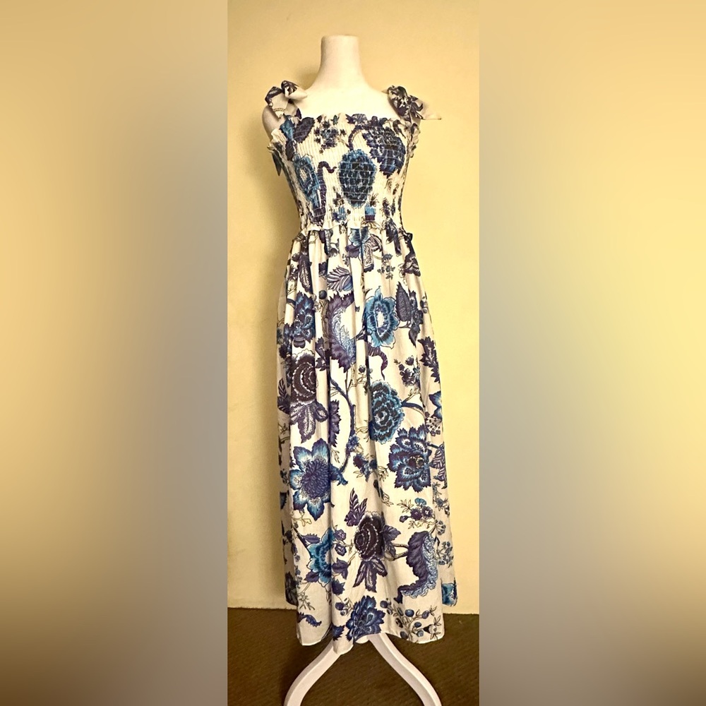 Blue &White Floral print Smocked Sun Dress size Small
